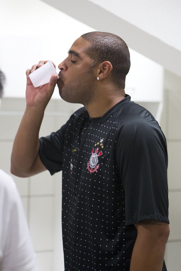 Adriano nos vestiários antes da partida entre Ceará x Corinthians, realizada esta noite no estádio Presidente Vargas, em Fortaleza, válida pela 35ª rodada do Campeonato Brasileiro de 2011