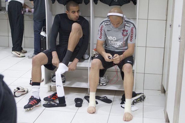 Danilo Fernandes e Julio Cesar nos vestiários antes da partida entre Ceará x Corinthians, realizada esta noite no estádio Presidente Vargas, em Fortaleza, válida pela 35ª rodada do Campeonato Brasileiro de 2011