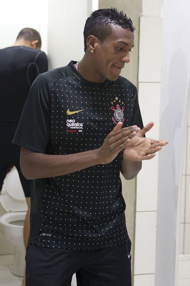 Edenilson nos vestiários antes da partida entre Ceará x Corinthians, realizada esta noite no estádio Presidente Vargas, em Fortaleza, válida pela 35ª rodada do Campeonato Brasileiro de 2011