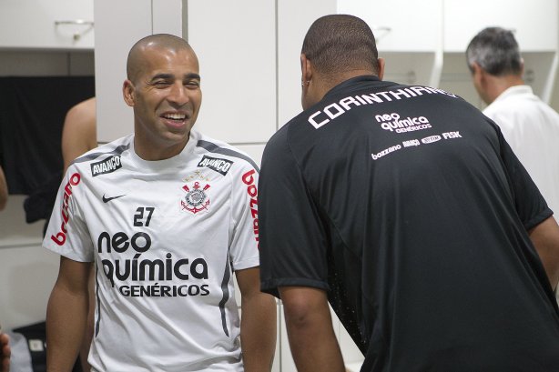 Emerson e Adriano nos vestiários antes da partida entre Ceará x Corinthians, realizada esta noite no estádio Presidente Vargas, em Fortaleza, válida pela 35ª rodada do Campeonato Brasileiro de 2011