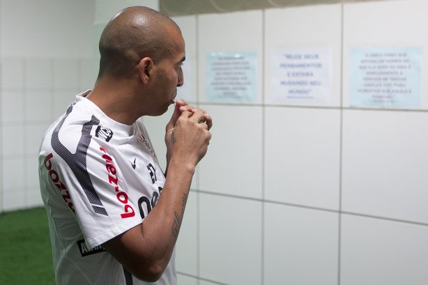 Emerson nos vestiários antes da partida entre Ceará x Corinthians, realizada esta noite no estádio Presidente Vargas, em Fortaleza, válida pela 35ª rodada do Campeonato Brasileiro de 2011