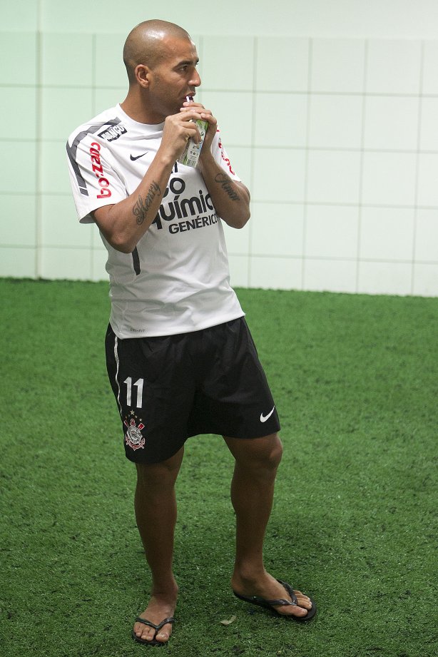 Emerson nos vestiários antes da partida entre Ceará x Corinthians, realizada esta noite no estádio Presidente Vargas, em Fortaleza, válida pela 35ª rodada do Campeonato Brasileiro de 2011