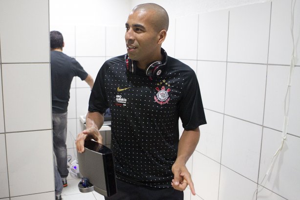 Emerson nos vestiários antes da partida entre Ceará x Corinthians, realizada esta noite no estádio Presidente Vargas, em Fortaleza, válida pela 35ª rodada do Campeonato Brasileiro de 2011