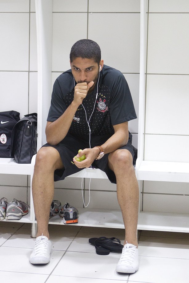 Wallace nos vestiários antes da partida entre Ceará x Corinthians, realizada esta noite no estádio Presidente Vargas, em Fortaleza, válida pela 35ª rodada do Campeonato Brasileiro de 2011