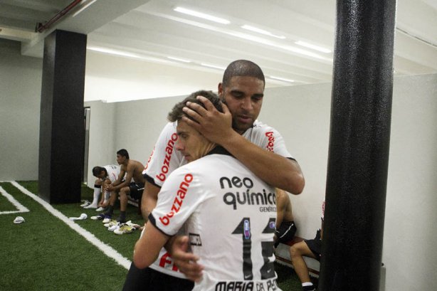 Adriano com Alex nos vestiários após a partida entre Corinthians x Atlético-MG, realizada esta tarde no estádio do Pacaembu, válida pela 36ª rodada do Campeonato Brasileiro de 2011