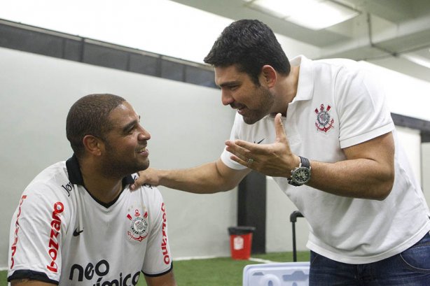 Adriano com o fisioterapeuta Bruno Mazziotti nos vestiários após a partida entre Corinthians x Atlético-MG, realizada esta tarde no estádio do Pacaembu, válida pela 36ª rodada do Campeonato Brasileiro de 2011