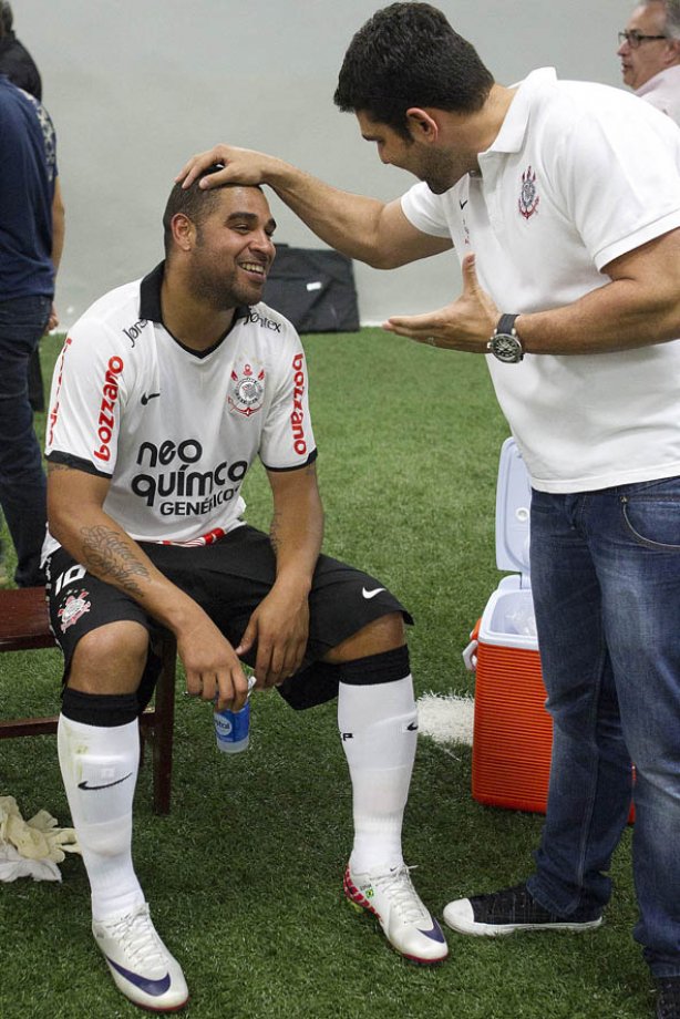 Adriano com o fisioterapeuta Bruno Mazziotti nos vestiários após a partida entre Corinthians x Atlético-MG, realizada esta tarde no estádio do Pacaembu, válida pela 36ª rodada do Campeonato Brasileiro de 2011