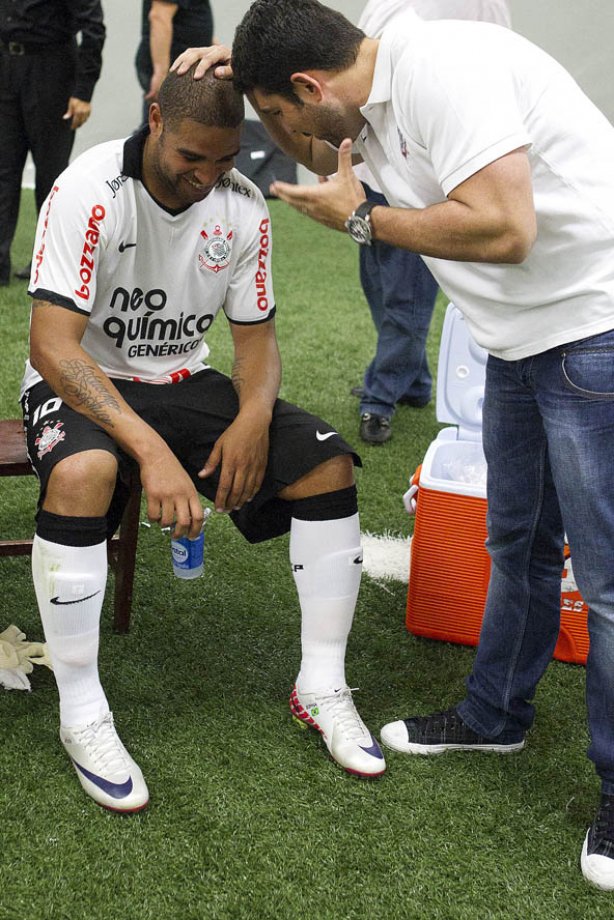 Adriano com o fisioterapeuta Bruno Mazziotti nos vestiários após a partida entre Corinthians x Atlético-MG, realizada esta tarde no estádio do Pacaembu, válida pela 36ª rodada do Campeonato Brasileiro de 2011