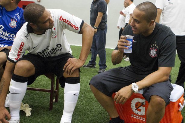 Adriano com o fisioterapeuta Caio Mello nos vestiários após a partida entre Corinthians x Atlético-MG, realizada esta tarde no estádio do Pacaembu, válida pela 36ª rodada do Campeonato Brasileiro de 2011