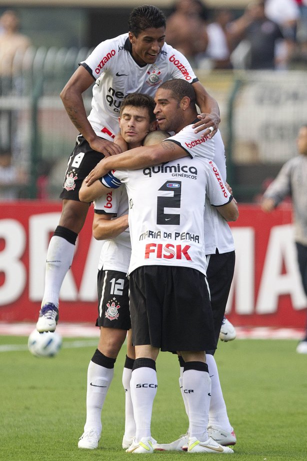 Adriano comemora seu gol durante a partida entre Corinthians x Atlético-MG, realizada esta tarde no estádio do Pacaembu, válida pela 36ª rodada do Campeonato Brasileiro de 2011
