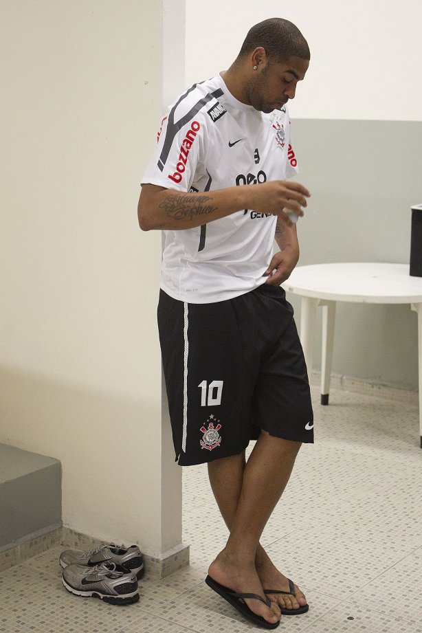 Adriano nos vestiários antes da partida entre Corinthians x Atlético-MG, realizada esta tarde no estádio do Pacaembu, válida pela 36ª rodada do Campeonato Brasileiro de 2011