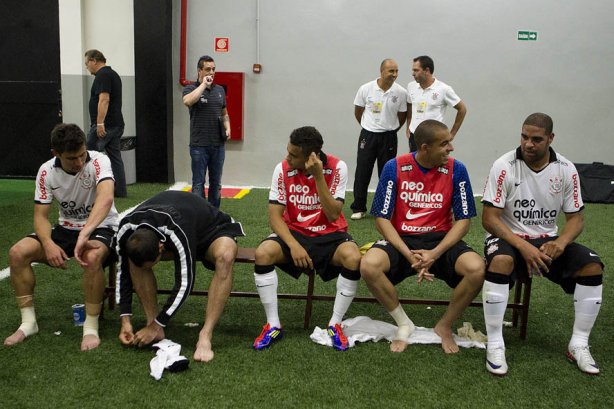 Adriano nos vestiários após a partida entre Corinthians x Atlético-MG, realizada esta tarde no estádio do Pacaembu, válida pela 36ª rodada do Campeonato Brasileiro de 2011