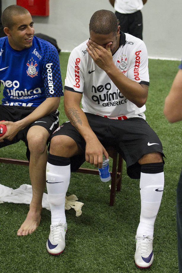 Danilo Fernandes com Adriano nos vestiários após a partida entre Corinthians x Atlético-MG, realizada esta tarde no estádio do Pacaembu, válida pela 36ª rodada do Campeonato Brasileiro de 2011