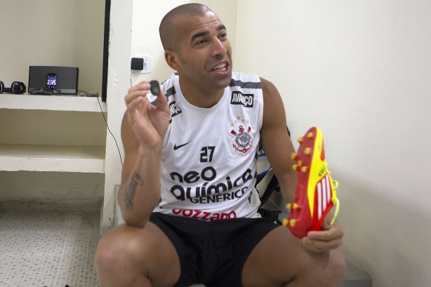 Emerson nos vestiários antes da partida entre Corinthians x Atlético-MG, realizada esta tarde no estádio do Pacaembu, válida pela 36ª rodada do Campeonato Brasileiro de 2011