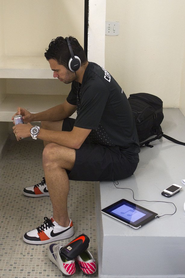 Leandro Castán nos vestiários antes da partida entre Corinthians x Atlético-MG, realizada esta tarde no estádio do Pacaembu, válida pela 36ª rodada do Campeonato Brasileiro de 2011