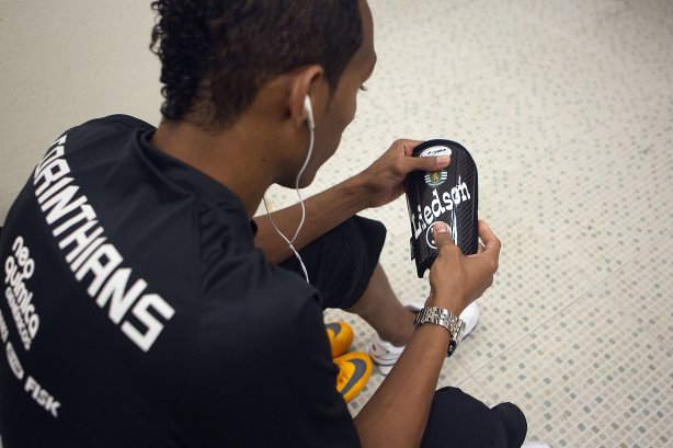 Liedson mostra a caneleira com o seu nome nos vestiários antes da partida entre Corinthians x Atlético-MG, realizada esta tarde no estádio do Pacaembu, válida pela 36ª rodada do Campeonato Brasileiro de 2011