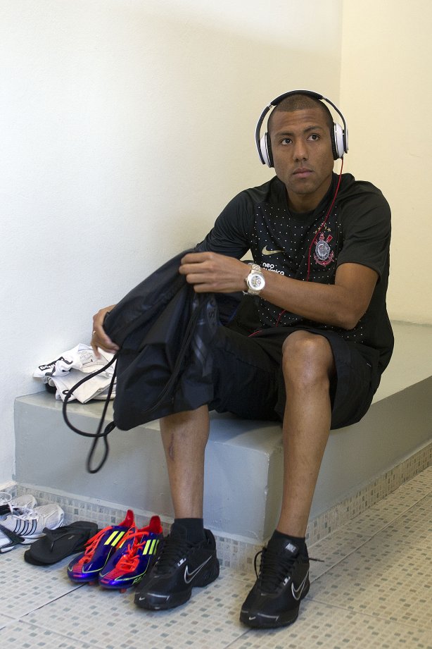 Luis Ramirez nos vestiários antes da partida entre Corinthians x Atlético-MG, realizada esta tarde no estádio do Pacaembu, válida pela 36ª rodada do Campeonato Brasileiro de 2011