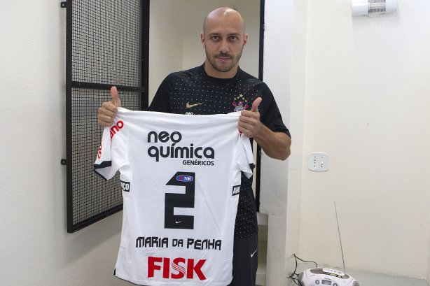 O capitao Alessandro mostra a camisa que o time ira usar hoje com a inscricao 'Maria da Penha' em homenagem a lei do mesno nome, nos vestiários antes da partida entre Corinthians x Atlético-MG, realizada esta tarde no estádio do Pacaembu, válida pela 36ª rodada do Campeonato Brasileiro de 2011