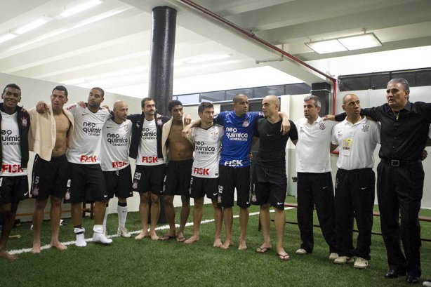 Oracao nos vestiários após a partida entre Corinthians x Atlético-MG, realizada esta tarde no estádio do Pacaembu, válida pela 36ª rodada do Campeonato Brasileiro de 2011