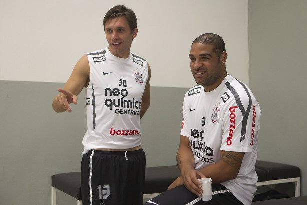 Paulo André e Adriano nos vestiários antes da partida entre Corinthians x Atlético-MG, realizada esta tarde no estádio do Pacaembu, válida pela 36ª rodada do Campeonato Brasileiro de 2011