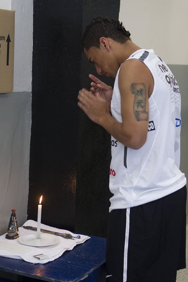 Ralf nos vestiários antes da partida entre Corinthians x Atlético-MG, realizada esta tarde no estádio do Pacaembu, válida pela 36ª rodada do Campeonato Brasileiro de 2011