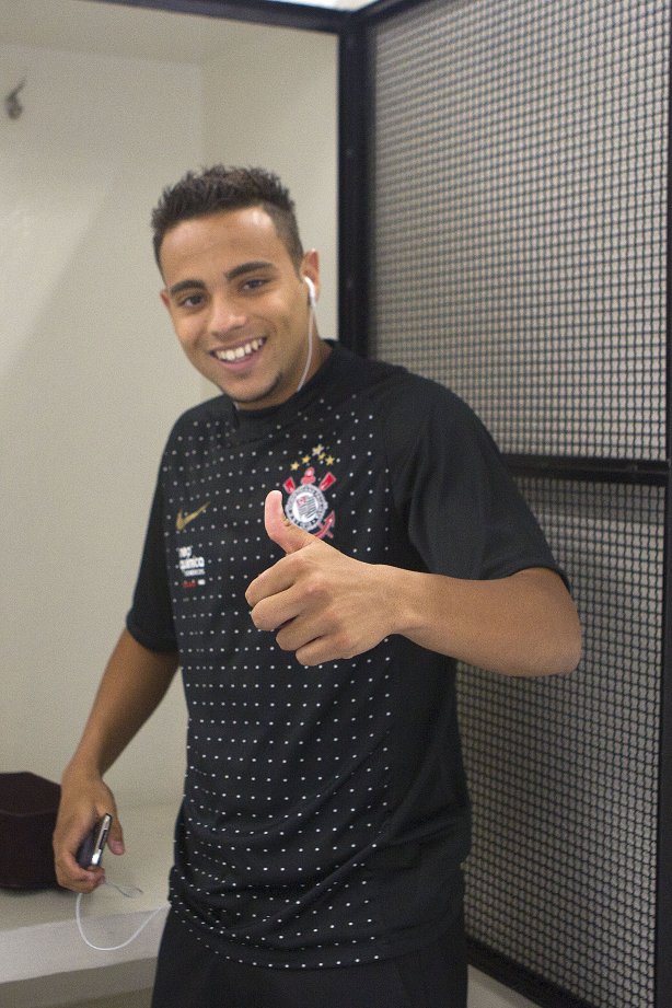 Welder nos vestiários antes da partida entre Corinthians x Atlético-MG, realizada esta tarde no estádio do Pacaembu, válida pela 36ª rodada do Campeonato Brasileiro de 2011
