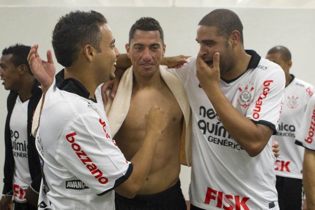 Welder, Ralf e Adriano nos vestiários após a partida entre Corinthians x Atlético-MG, realizada esta tarde no estádio do Pacaembu, válida pela 36ª rodada do Campeonato Brasileiro de 2011