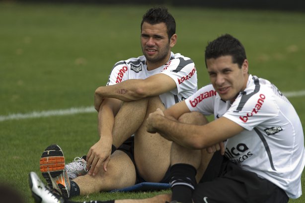 Leandro Castán e Bruno Octavio durante o treino desta manhã no CT Joaquim Grava, no Parque Ecológico do Tiete, o próximo jogo será contra o Figueirense/SC, domingo dia 26/11, no estádio Orlando Scarpelli, válida pela 37ª rodada do Brasileirão 2011