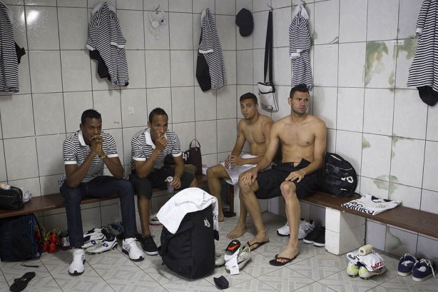 Jogadores nos vestiários antes da partida entre FIGUEIRENSE/SC x CORINTHIANS/SP, realizada esta tarde no estádio Orlando Scarpelli, válida pela 37ª rodada do Campeonato Brasileiro de 2011. Florianópolis/Brasil