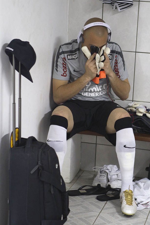 Julio Cesar orando nos vestiários antes da partida entre FIGUEIRENSE/SC x CORINTHIANS/SP, realizada esta tarde no estádio Orlando Scarpelli, válida pela 37ª rodada do Campeonato Brasileiro de 2011. Florianópolis/Brasil