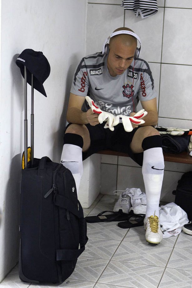 Julio Cesar orando nos vestiários antes da partida entre FIGUEIRENSE/SC x CORINTHIANS/SP, realizada esta tarde no estádio Orlando Scarpelli, válida pela 37ª rodada do Campeonato Brasileiro de 2011. Florianópolis/Brasil