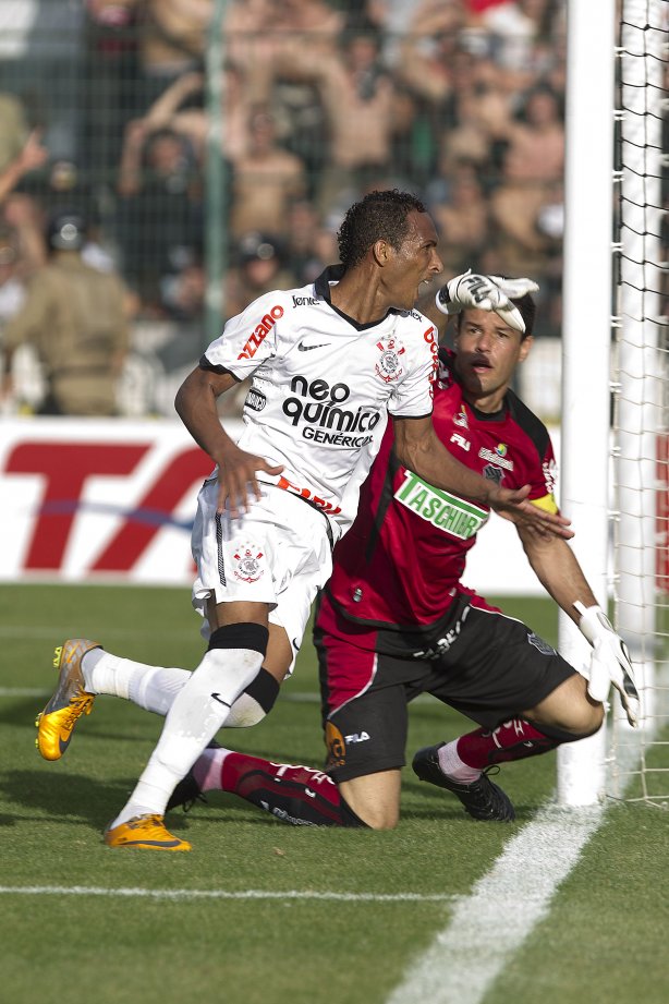 Liedson comemora seu gol durante a partida entre FIGUEIRENSE/SC x CORINTHIANS/SP, realizada esta tarde no estádio Orlando Scarpelli, válida pela 37ª rodada do Campeonato Brasileiro de 2011. Florianópolis/Brasil