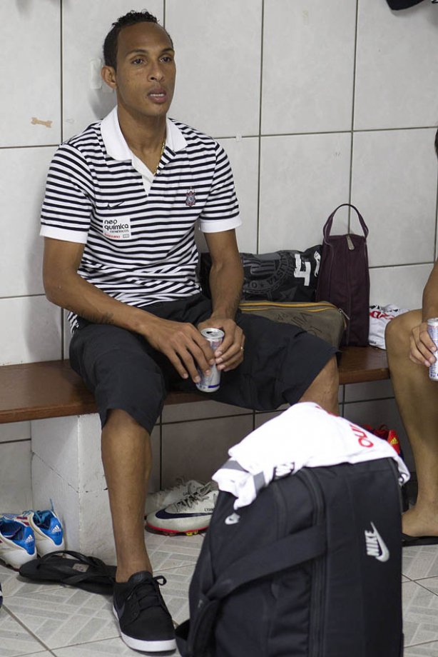Liedson nos vestiários antes da partida entre FIGUEIRENSE/SC x CORINTHIANS/SP, realizada esta tarde no estádio Orlando Scarpelli, válida pela 37ª rodada do Campeonato Brasileiro de 2011. Florianópolis/Brasil
