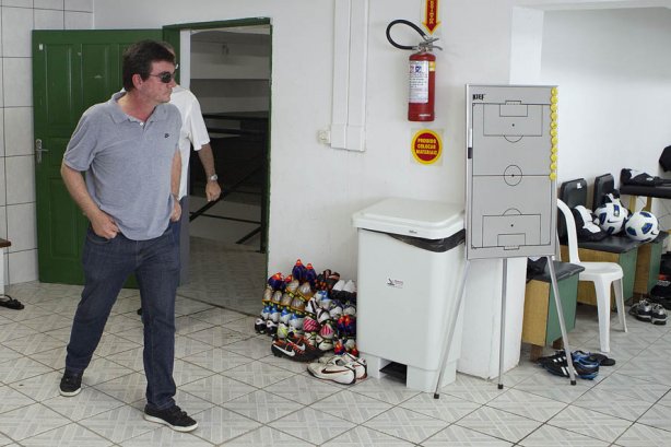 O presidente Andres Sanchez nos vestiários antes da partida entre FIGUEIRENSE/SC x CORINTHIANS/SP, realizada esta tarde no estádio Orlando Scarpelli, válida pela 37ª rodada do Campeonato Brasileiro de 2011. Florianópolis/Brasil
