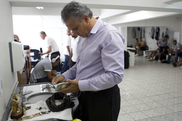 O técnico Tite rezando nos vestiários antes da partida entre FIGUEIRENSE/SC x CORINTHIANS/SP, realizada esta tarde no estádio Orlando Scarpelli, válida pela 37ª rodada do Campeonato Brasileiro de 2011. Florianópolis/Brasil
