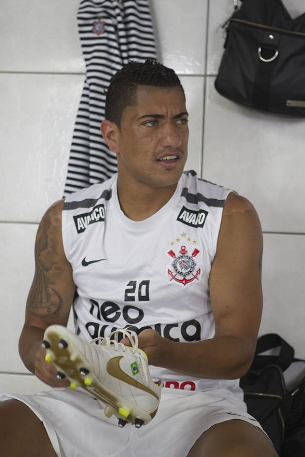 Ralf nos vestiários antes da partida entre FIGUEIRENSE/SC x CORINTHIANS/SP, realizada esta tarde no estádio Orlando Scarpelli, válida pela 37ª rodada do Campeonato Brasileiro de 2011. Florianópolis/Brasil
