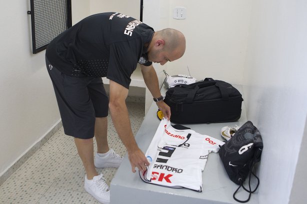 Alessandro nos vestiários antes da partida entre Corinthians x Palmeiras, realizada esta tarde no estádio do Pacaembu, válida pela 38ª rodada do Campeonato Brasileiro de 2011