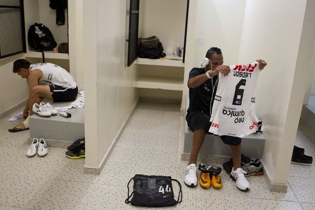 Alex e Liedson nos vestiários antes da partida entre Corinthians x Palmeiras, realizada esta tarde no estádio do Pacaembu, válida pela 38ª rodada do Campeonato Brasileiro de 2011