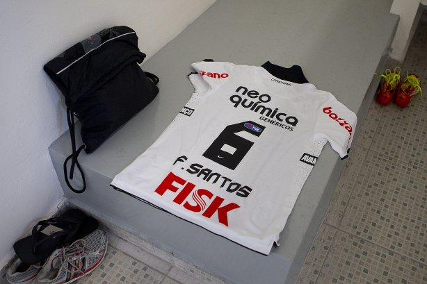 Camisa de Fabio Santos nos vestiários antes da partida entre Corinthians x Palmeiras, realizada esta tarde no estádio do Pacaembu, válida pela 38ª rodada do Campeonato Brasileiro de 2011