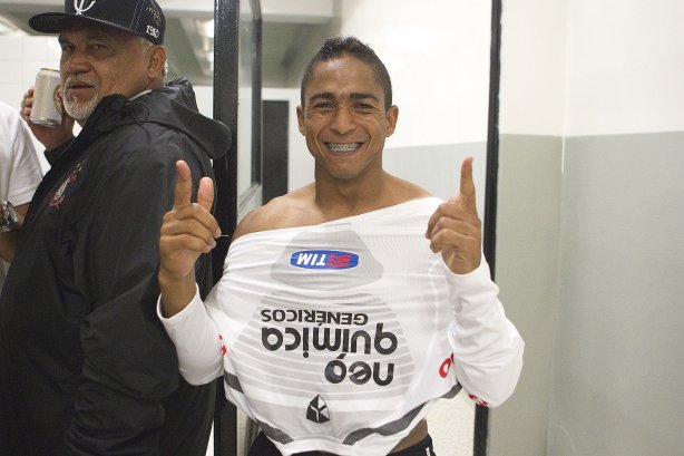Jorge Henrique comemoram o titulo nos vestiários antes da partida entre Corinthians x Palmeiras, realizada esta tarde no estádio do Pacaembu, válida pela 38ª rodada do Campeonato Brasileiro de 2011