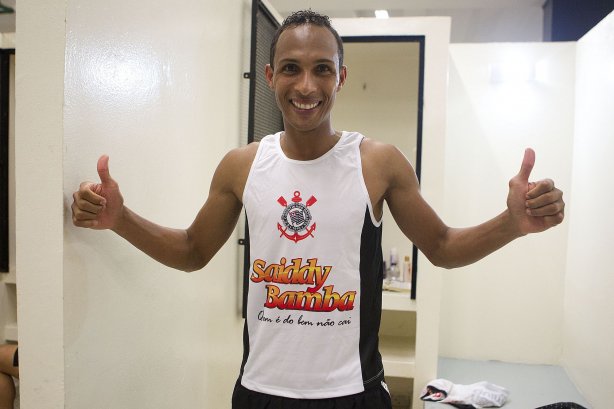 Liedson comemora o titulo nos vestiários antes da partida entre Corinthians x Palmeiras, realizada esta tarde no estádio do Pacaembu, válida pela 38ª rodada do Campeonato Brasileiro de 2011