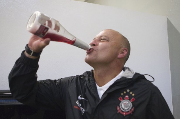 Mauri Lima preparador de goleiros comemora o titulo nos vestiários antes da partida entre Corinthians x Palmeiras, realizada esta tarde no estádio do Pacaembu, válida pela 38ª rodada do Campeonato Brasileiro de 2011