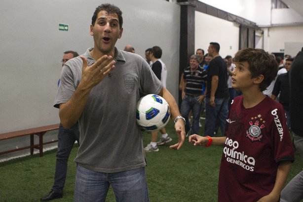 Mauricio, ex-levantador da selecao brasileira de volei, comemoram o titulo nos vestiários antes da partida entre Corinthians x Palmeiras, realizada esta tarde no estádio do Pacaembu, válida pela 38ª rodada do Campeonato Brasileiro de 2011