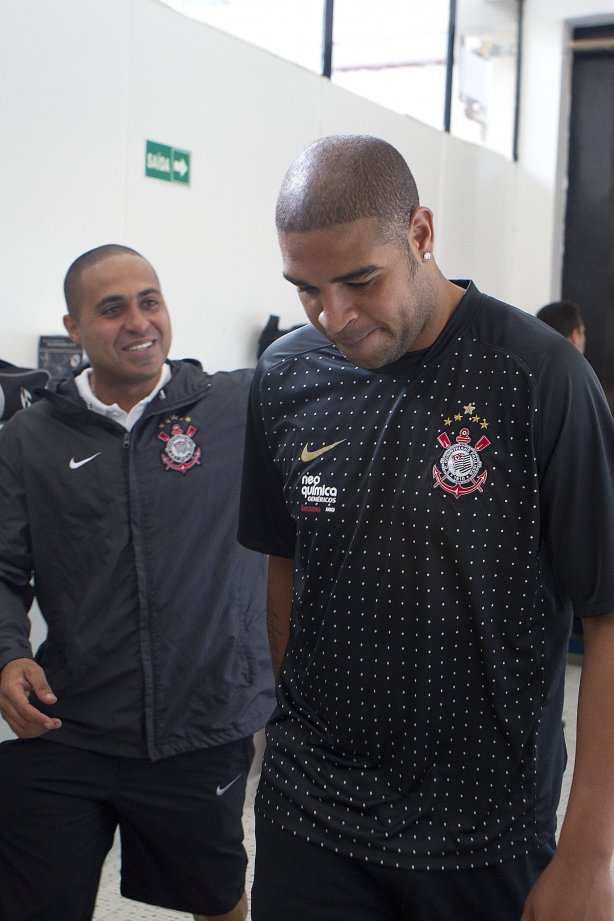 O fisioterapeuta Caio Mello e Adriano nos vestiários antes da partida entre Corinthians x Palmeiras, realizada esta tarde no estádio do Pacaembu, válida pela 38ª rodada do Campeonato Brasileiro de 2011