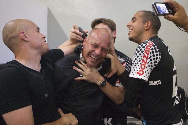 Os goleiros cortam o cabelo do treinador de goleiros Mauri Lima comemorando o titulo nos vestiários antes da partida entre Corinthians x Palmeiras, realizada esta tarde no estádio do Pacaembu, válida pela 38ª rodada do Campeonato Brasileiro de 2011