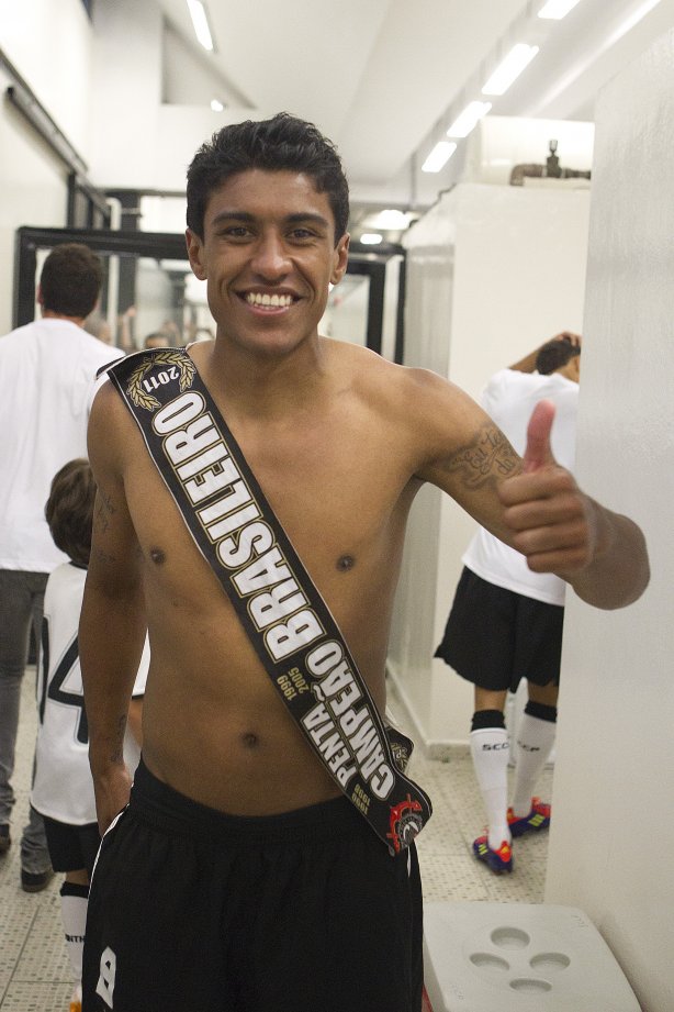 Paulinho comemoram o titulo nos vestiários antes da partida entre Corinthians x Palmeiras, realizada esta tarde no estádio do Pacaembu, válida pela 38ª rodada do Campeonato Brasileiro de 2011
