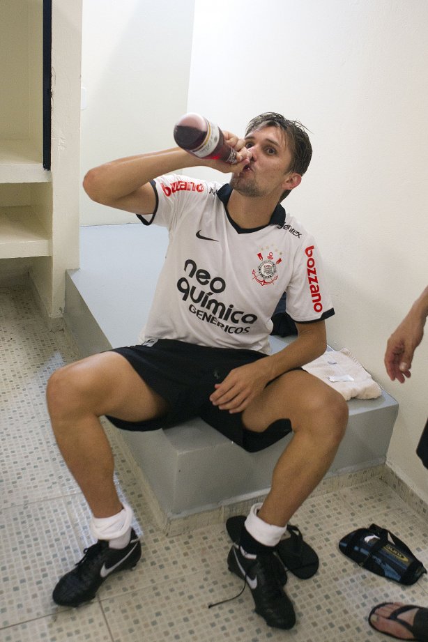 Paulo André comemora o titulo nos vestiários antes da partida entre Corinthians x Palmeiras, realizada esta tarde no estádio do Pacaembu, válida pela 38ª rodada do Campeonato Brasileiro de 2011