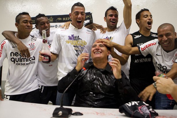 Tite comemora nos vestiários após da partida entre Corinthians x Palmeiras, realizada esta tarde no estádio do Pacaembu, válida pela 38ª rodada do Campeonato Brasileiro de 2011
