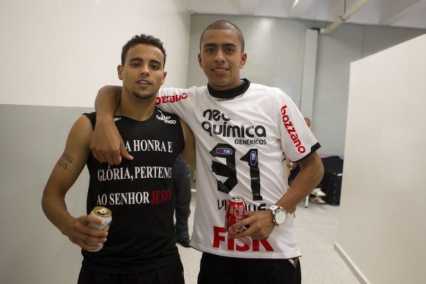 Welder e André Vinicius comemoram o titulo nos vestiários antes da partida entre Corinthians x Palmeiras, realizada esta tarde no estádio do Pacaembu, válida pela 38ª rodada do Campeonato Brasileiro de 2011