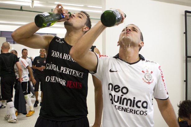 Welder e Morais comemoram o titulo nos vestiários antes da partida entre Corinthians x Palmeiras, realizada esta tarde no estádio do Pacaembu, válida pela 38ª rodada do Campeonato Brasileiro de 2011